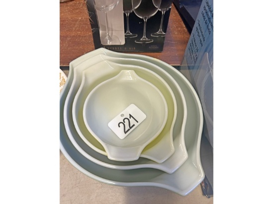 4 Pyrex Nesting Bowls