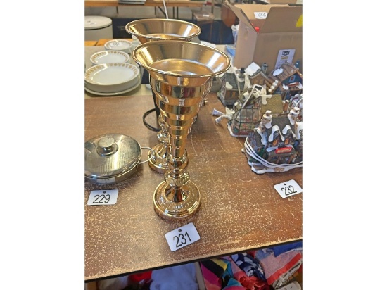 2 Vases