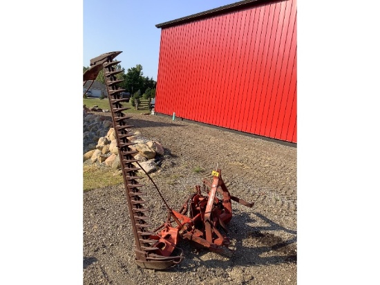 International 6' Sickle Mower Note: Needs Pitman Arm & Front PTO