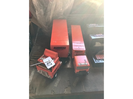 2 Schneider National Carriers Trucks & Trailers