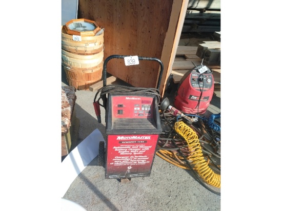 MotoMaster Battery Charger - Works