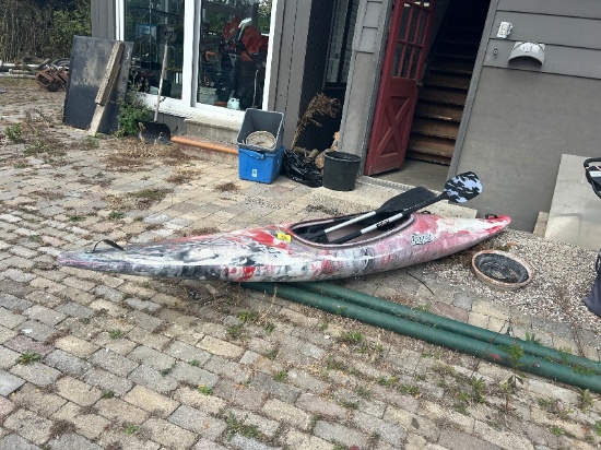 Dagger 10' Kayak with Paddles