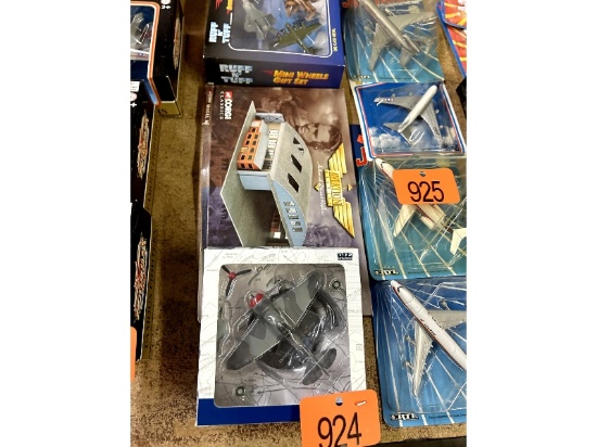 2 Die Cast Model Airplanes & Hanger