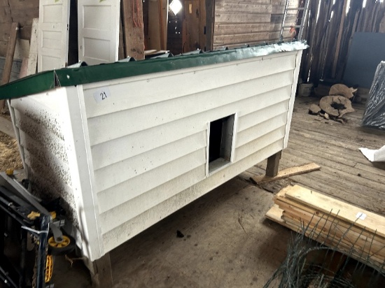 Insulated Dog House With Vinyl Siding