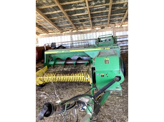 John Deere 328 Square Baler With Kicker