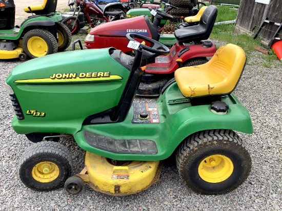 John Deere LT133 Mower - Works