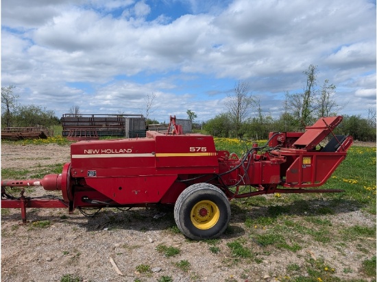 New Holland 575 Square Baler with 72 Belt Thrower