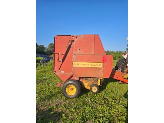 New Holland 650 Round Baler