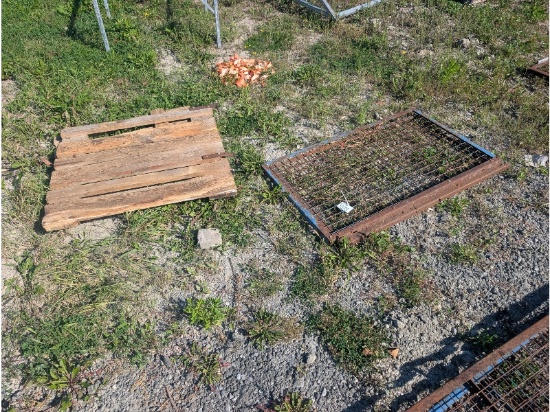 2 Mesh Gates & 2 Wooden Gates