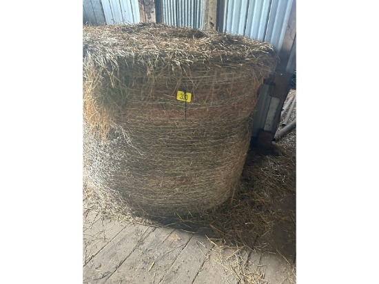 7 Round Bales Of Straw & 1 Of Hay