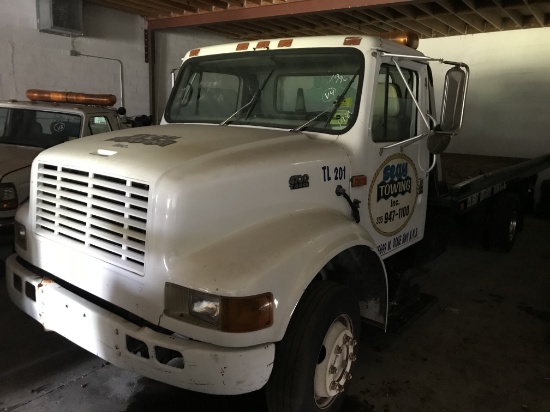 1996 INTERNATIONAL 4700 T444E FLATBED TOW TRUCK - 1HTSCABMXTH391981 - WHITE - ODOMETER READS 272,288