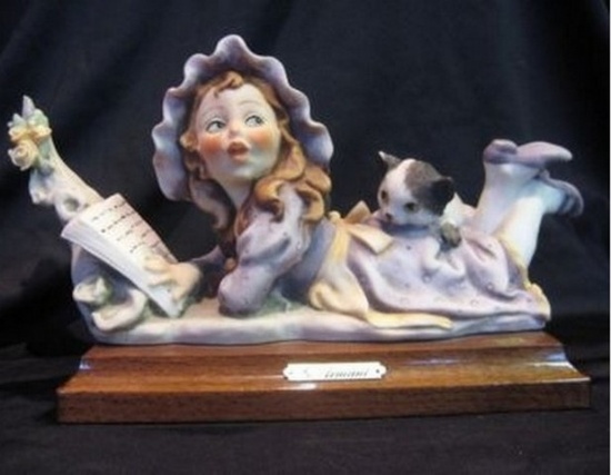 GIUSEPPE ARMANI COLLECTIBLE - GIRL READING WITH CAT - #0686-S