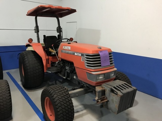 KUBOTA M4700 M470-21369 TRACTOR WITH ATTACHMENT - 4879.4 HOURS