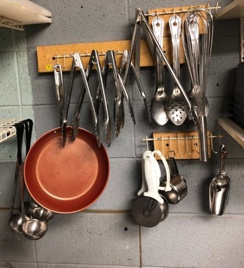 Hanging rack full of utensils : Tongs, ladles, Spoons, etc.