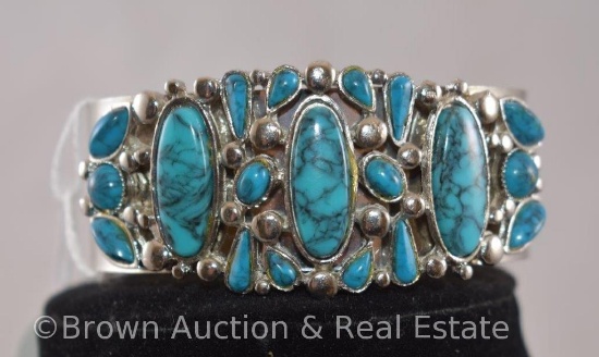 Contemporary bracelet with turquoise stones