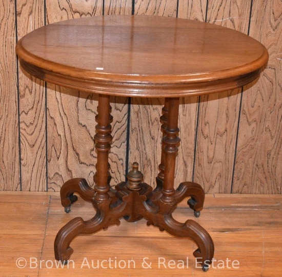 Oak oval-shaped parlor table, nice decorative legs design, 29" tall **BROWN AUCTION WILL NOT SHIP