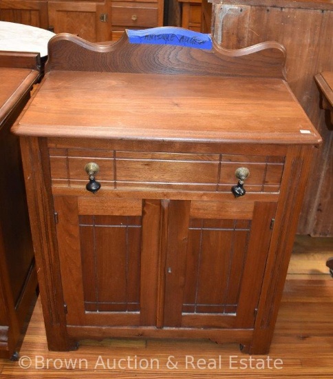 Oak commode with 1 drawer and 2-doors storage
