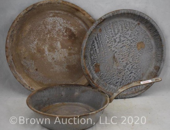 (3) Gray graniteware pans