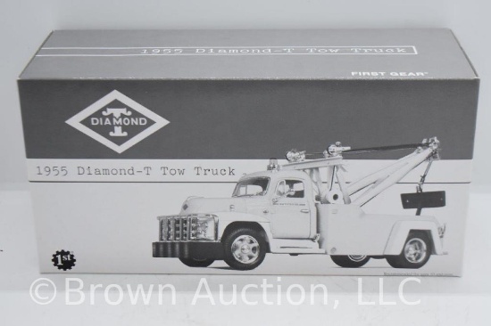 1955 Diamond-T Tow Truck, die-cast, 1:34 scale