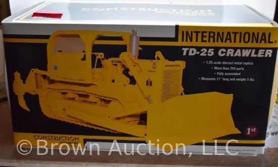 International TD-25 crawler die-cast model, 1:25 scale