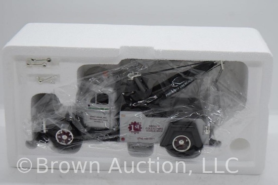 1955 Diamond-T Tow Truck, die-cast, 1:34 scale