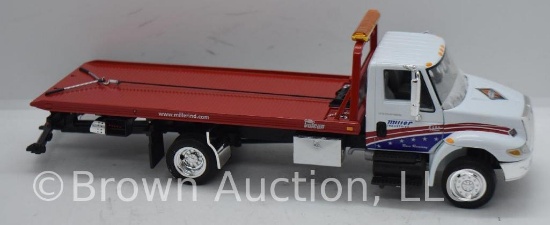 International 4400 series Truck with Slide Back Carrier die-cast model, 1:34 scale