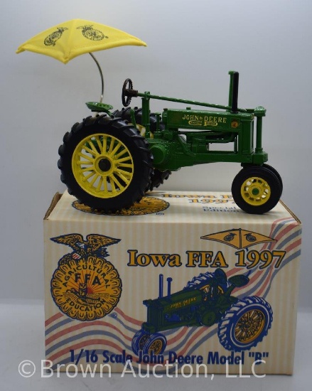John Deere Model B die-cast tractor with umbrella, 1:16 scale