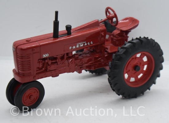 Farmall 300 die-cast tractor, 1:16 scale
