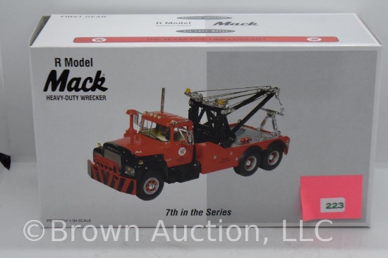 Mack R-Model Tow Truck, 1:34 scale