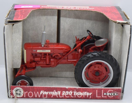 Farmall 230 die-cast tractor, 1:16 scale
