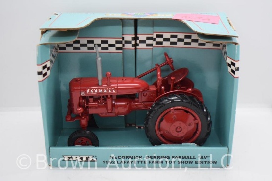 Farmall AV die-cast Tractor, 1:16 scale