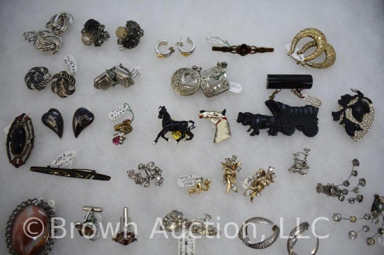 Assortment of jewelry: mostly earings, brooches