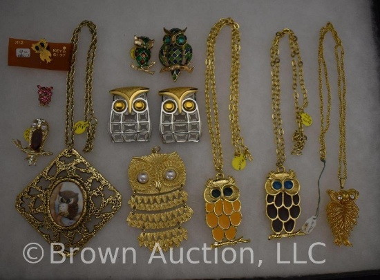 Assortment of jewelry: necklaces & brooches
