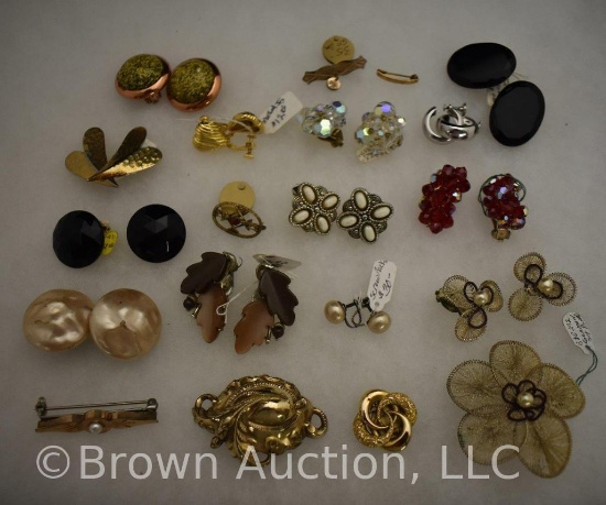 Assortment of jewelry: earrings & brooches