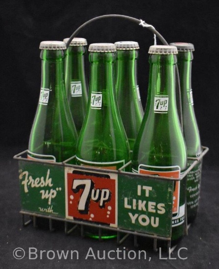 Vintage 7 Up metal bottle carrier with (6) bottles w/caps