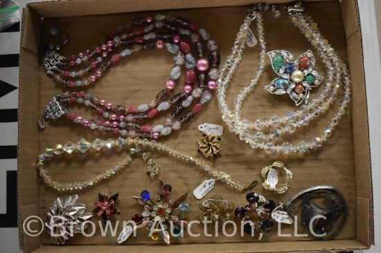 Assortment of jewely incl. necklaces, brooches, pendant, etc.