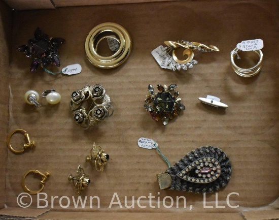 Assortment of jewelry incl. scart loops, brooches, earrings, etc.