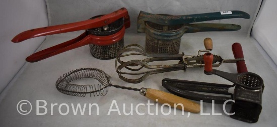Old kitchen utensils incl. Mouli grater, whisk, beater and hand squeeze juicers