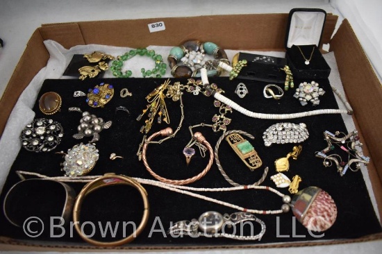 Assortment of jewelry incl. necklaces, bracelets, rings, brooches, etc.