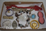Assortment of jewelry incl. bracelets, brooches, necklaces, etc.