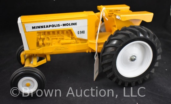 Minneapolis-Moline G940 die-cast metal tractor