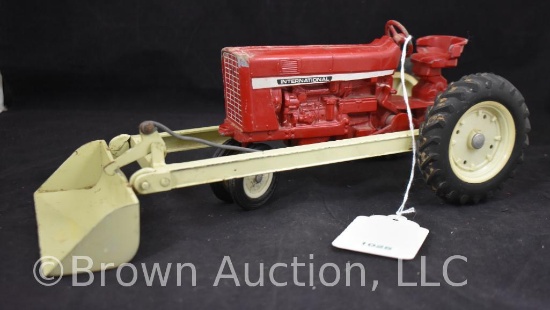 International die-cast metal tractor w/front end loader