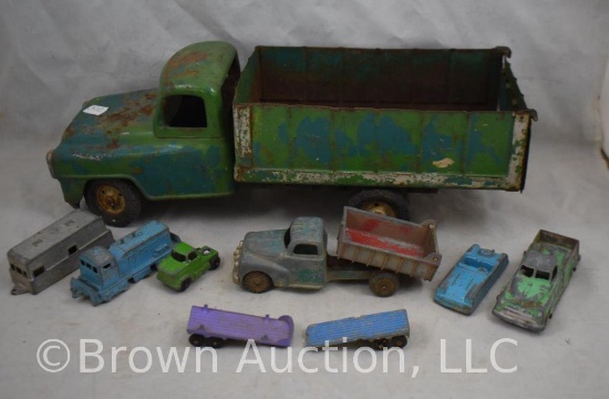 Old green steel truck + (8) small vehicles incl. Hubley, Tootsie Toy, Midgetoy, etc.