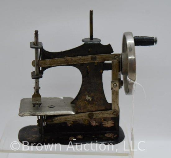 Metal toy sewing machine