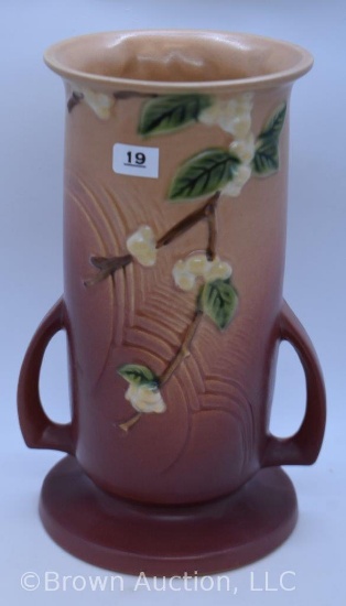 Roseville Snowberry 1V1-9" vase, pink