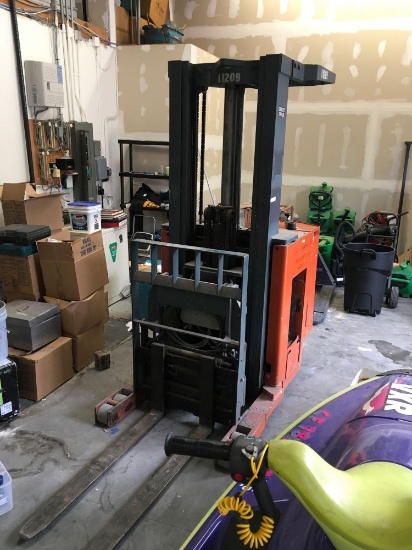 Prime Mover Model RRCH30 LIFT TRUCK 2800 lbs Cap. Serviced Jan /2018 Has New Battery.