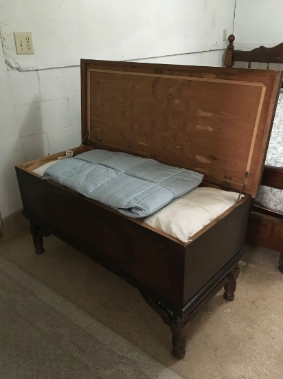 Vintage storage chest (area 2)