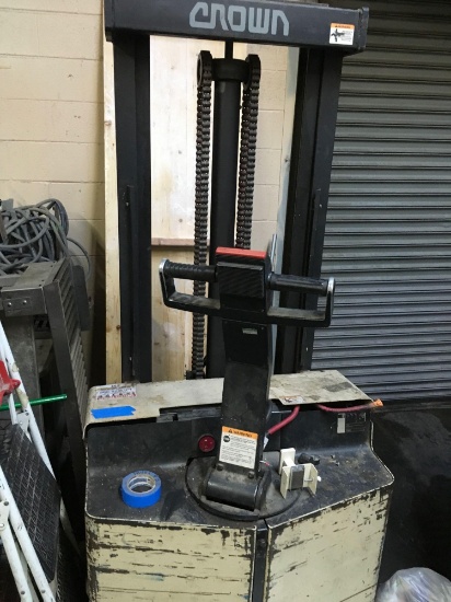 Crown electric forklift, needs battery, comes with charger ( not working )