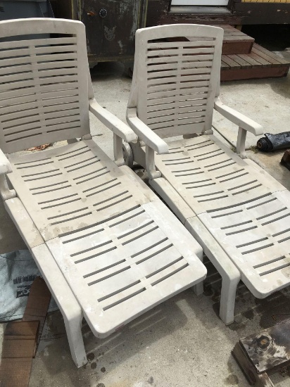 2) Euro Comfort Patio lounge chairs