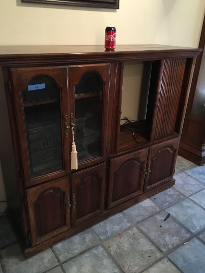 Entertainment center. Accordion door not working